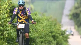 Fábio Inagaki utiliza uma bicicleta elétrica para percorrer longas distâncias.