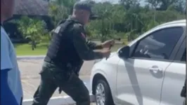 O policial militar precisou quebrar o vidro do carro para salvar a criança.