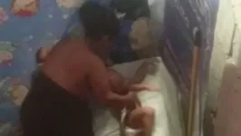 O vídeo mostra a mulher desferindo socos e tapas em várias partes do corpo da criança.