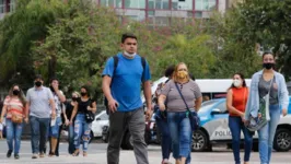 Cientistas estão recomendando fortemente a retomada do uso de máscaras de proteção em ambientes públicos, medida que visa conter a disseminação da variante