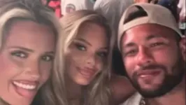 Neymar esteve na balada junto com opai e outros amigos.