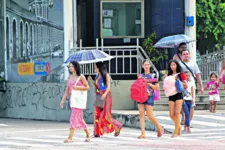 Nas ruas de Belém as pessoas tentam estratégias para amenizar o calor, como Patrícia Souza e Moisés lima