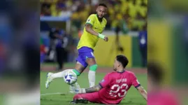 Viscarra, da Bolívia, defende chute de Neymar, do Brasil, durante partida das Eliminatórias
