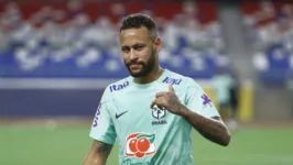 Neymar trabalha para estar apto para o jogo