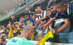 "Pombo" foi para os braços da galera após treino da Seleção