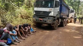 Os agentes apreenderam seis caminhões contendo minérios, armamentos, a exemplo de pistolas e revólveres, além de maquinários