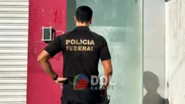 Os policiais cumprem 12 mandados de busca e apreensão expedidos pela Justiça Federal da Paraíba
