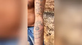 As tatuagens levaram a polícia acreditar que ele já matou cerca de dezessete pessoas