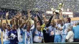 Gino, capitão bicolor, ergue a taça da Copa dos Campeões, após a batalha épica no Castelão, em Fortaleza.