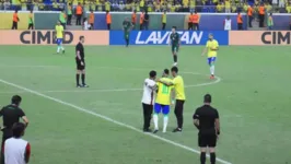 Dois fãs de Neymar invadiram o gramado do Mangueirão, duran te Brasil x Bolívia, para tirar selfies com o jogador.