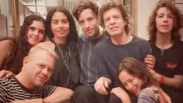 Mick Jagger com seis dos oito filhos