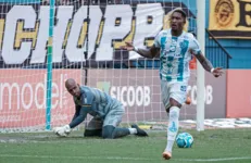 Mário Sérgio comemora o gol e o Paysandu vence na Série C