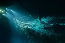 A fantasmagórica proa do Titanic emerge da escuridão durante um mergulho feito pelo cineasta James Cameron em 2001.