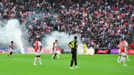 Torcedores atiraram sinalizadores no gramado durante Ajax x Feyenoord