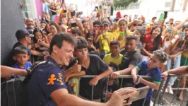 Técnico Fernando Diniz recebe o carinho dos paraenses antes da viagem ao Peru.