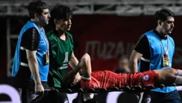Marcelo, do Fluminense, foi expulso após pisar acidentalmente na perna de jogador do Argentino Juniors, pela Libertadores