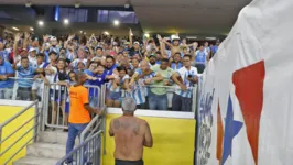 Técnico Hélio dos Anjos indo literalmente para os braços do povo bicolor