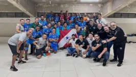 Elenco do Paysandu comemora vitória no vestiário do Estádio Almeidão, na Paraíba.