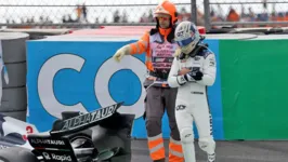 Daniel Ricciardo é levado a hospital para exames na mão após colidir no TL2 do GP da Holanda