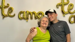Dona Josilene ficou emocionada com o presente do neto