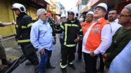 Visita de Edmilson no local do incêndio de terça-feira (22), no Ver-o-Peso