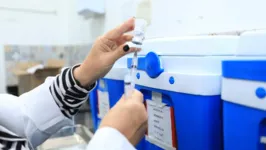 O posto de vacinação está localizado na área do desembarque, próximo às esteiras de retirada de bagagem.