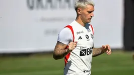 Varela, que sofreu fratura no nariz em briga com Gerson, é considerado uma pessoa tranquila no Flamengo.