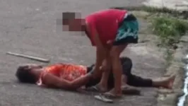 Mulher foi flagrada agredindo o companheiro no meio da rua.