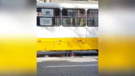 O ônibus estava em frente a um cursinho pré-vestibular.