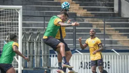 Os jogadores do Leão Azul durante o último treino no Baenão antes da viagem para Manaus.