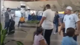 O torcedor solitário (de camisa e boné brancos) aproveitou a passagem dos jogadores do Remo pelo ságuão do aeroporto para protetar.