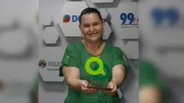 Sarah Lorena Faes Brogni, do Sitio da Ascurra recebe o troféu, sendo ganhador na Categoria Cacau da 8ª Edição do Prêmio Agropará.
