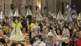 Fiéis levaram imagens de Nossa Senhora de Nazaré para serem abençoadas.