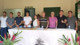 O ato solene de entrega da escola contou com a presença de autoridades como vereadores, secretários municipais, professores, moradores e alunos.