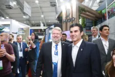 Na oportunidade o governador visitou o stand da Hydro.