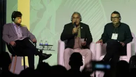 Edmilson Rodrigues (centro), no  no segundo dia da Conferência Internacional Amazônia e Novas Economias, em Belém.