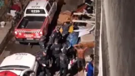 Imagem ilustrativa da notícia Vídeo: PM retira moradores de rua em passagem próxima à Doca