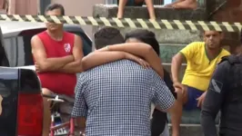 Amigos e familiares da vítima .ficaram inconsoláveis no local