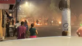 Para bloquear a via, os manifestantes atearam fogo a pedaços de madeira e pneus.