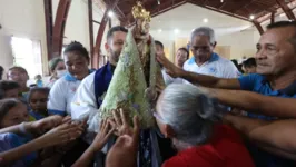 Fiéis se emocionam ao tocar no manto da Imagem Peregina.