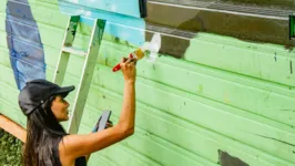 Artista paraense Mama Quilla, uma das referências de Street Art em Belém, em ação no Street River 2022