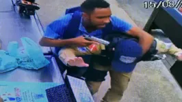 Imagem ilustrativa da notícia Vídeo: assaltante faz refém em supermercado em Belém