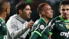 O atacante Breno ao lado de Abel Braga e outros jogadores do Palmeiras.