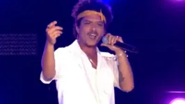 Bruno Mars surpreendeu o público brasileiro ao tocar a música "Evidências", de Chitãozinho & Xororó.