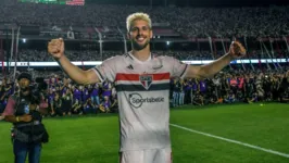 Calleri, atacante do São Paulo, comemora a conquista inédita da Copa do Brasil.