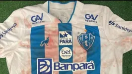 Camisa do zagueiro Nayllhor do Paysandu após agressão sofrida na Arena da Amazônia.