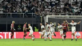 Derrota por 3 a 1, de virada, eliminou o Flamengo da Libertadores e fez a alegria dos "antis" na Internet.