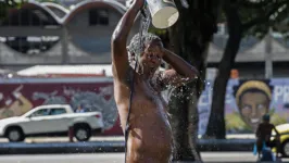 Forte onda de calor atinge o país e todo mundo se refresca como pode.