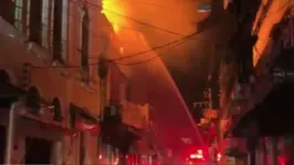 O incêndio registrado na madrugada desta terça destruiu 7 lojas no Comércio.