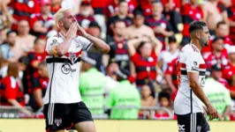 Calleri chora ao comemorar o gol da vitória no jogo de ida da final da Copa do Brasil.